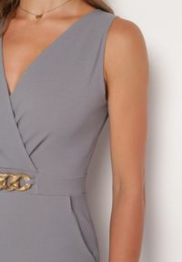 Born2be - Szary Kopertowy Kombinezon Bodycon bez Rękawów z Ozdobnym Łańcuchem Yaelia. Kolor: szary. Długość rękawa: bez rękawów. Długość: długie. Styl: elegancki #2