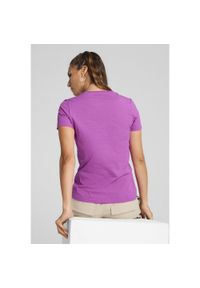 Puma - Damska koszulka ESS ELEVATED PUMA Wild Berry Purple. Kolor: fioletowy. Wzór: aplikacja, haft
