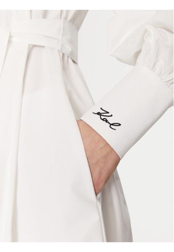 Karl Lagerfeld - KARL LAGERFELD Sukienka koszulowa A1W13018 Biały Regular Fit. Typ kołnierza: dekolt w karo. Kolor: biały. Materiał: bawełna. Typ sukienki: koszulowe