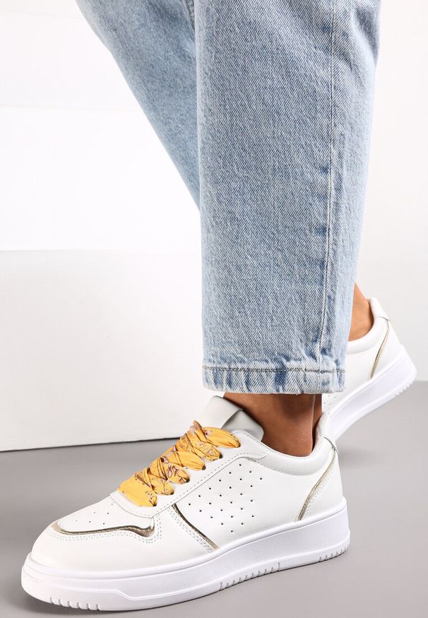 Renee - Biało-Złote Sneakersy z Kolorowymi Sznurówkami i Metalicznymi Wstawkami Lania. Kolor: biały. Wzór: kolorowy