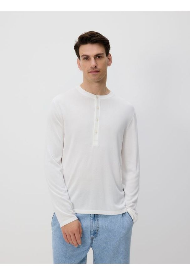 Reserved - Sweter henley - biały. Typ kołnierza: typu henley. Kolor: biały. Materiał: wiskoza