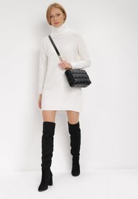 Born2be - Biała Sukienka Dzianinowa Classificator. Okazja: na co dzień. Typ kołnierza: golf. Kolor: biały. Materiał: dzianina. Długość rękawa: długi rękaw. Sezon: zima, jesień. Typ sukienki: proste. Styl: casual #5