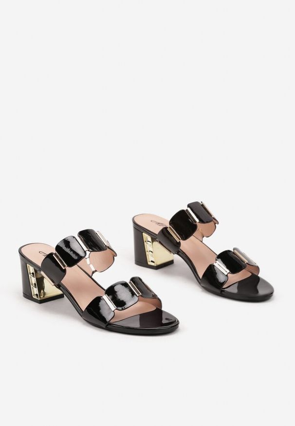 Renee - Czarne Klapki na Obcasie z Metalicznym Zdobieniem z Ozdobnymi Paskami Morilena. Okazja: na co dzień. Nosek buta: otwarty. Kolor: czarny. Wzór: aplikacja. Materiał: jeans. Sezon: lato. Obcas: na obcasie. Styl: casual, elegancki. Wysokość obcasa: średni