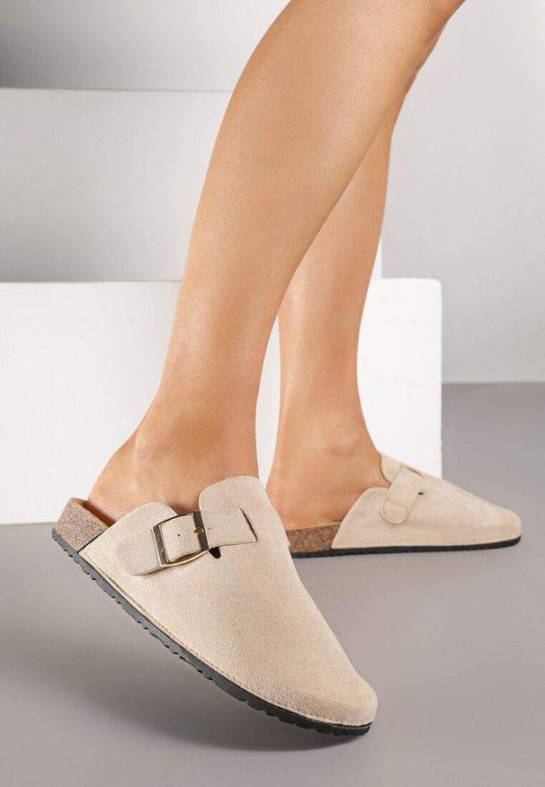 Renee - Beżowe Klapki Chodaki Ozdobione Paskami z Klamrami Silamia. Okazja: na co dzień. Kolor: beżowy. Materiał: jeans. Wzór: aplikacja. Styl: casual