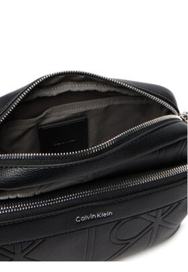 Calvin Klein Saszetka Emblem Aop Emboss Camera Bag LV04D3330G Czarny. Kolor: czarny. Materiał: skóra