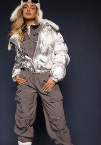 Renee - Srebrna Kurtka Pikowana Ozdobiona Futerkiem i Metalicznym Motywem Tatisa. Okazja: na spacer, na co dzień. Kolor: srebrny. Materiał: futro. Wzór: aplikacja. Styl: casual #7