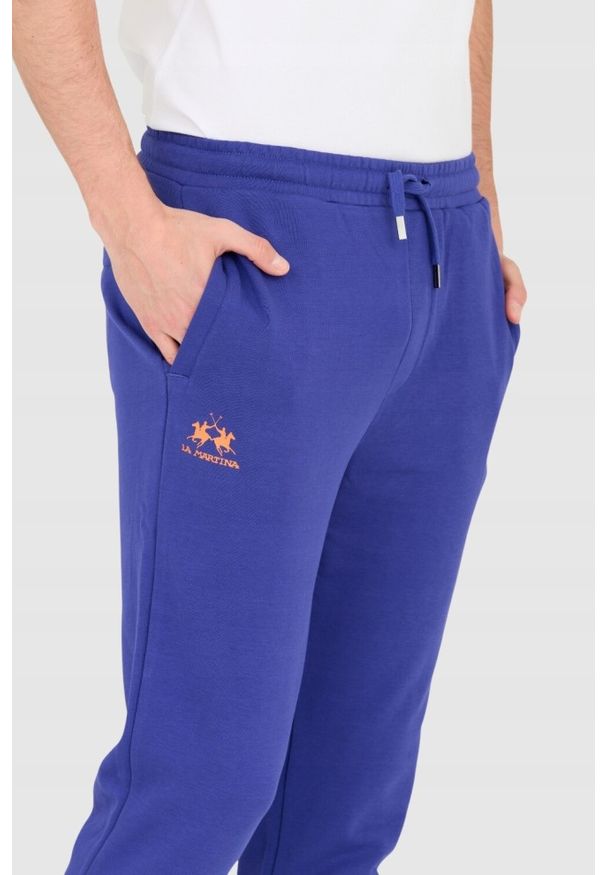 La Martina - LA MARTINA Fioletowe męskie spodnie Regular Fit. Kolor: fioletowy. Materiał: bawełna