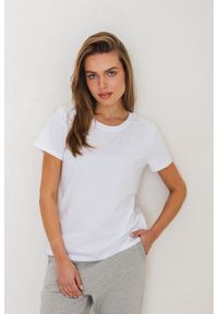 T-SHIRT INGA BIAŁY Z HAFTEM S - Flawless. Kolor: biały. Materiał: skóra, dresówka, bawełna, jeans, elastan. Długość rękawa: krótki rękaw. Długość: krótkie. Wzór: haft. Styl: sportowy