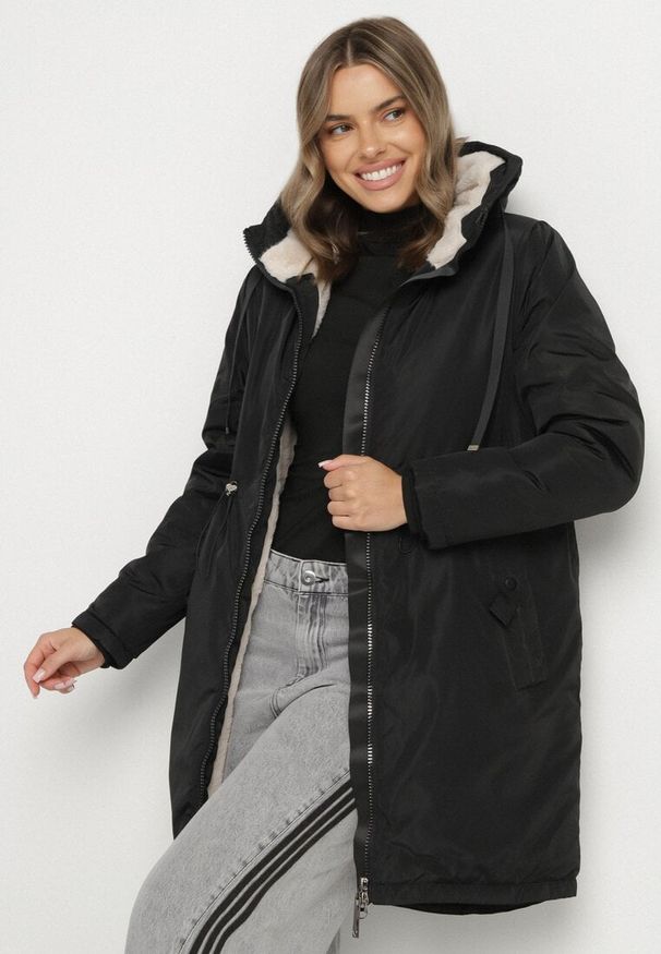 Born2be - Czarna Klasyczna Kurtka Parka z Futrzaną Wyściółką Olenevia. Okazja: na co dzień. Kolor: czarny. Materiał: futro. Styl: klasyczny