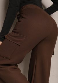 Renee - Brązowe Szerokie Spodnie Dresowe Cargo High Waist w Stylu Cargo z Ociepleniem Sevifra. Okazja: na co dzień. Stan: podwyższony. Kolor: brązowy. Materiał: dresówka. Długość: długie. Styl: casual #5