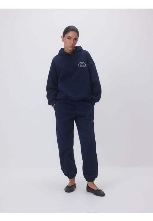 Reserved - Spodnie dresowe z bawełną - granatowy. Kolor: niebieski. Materiał: bawełna, dresówka