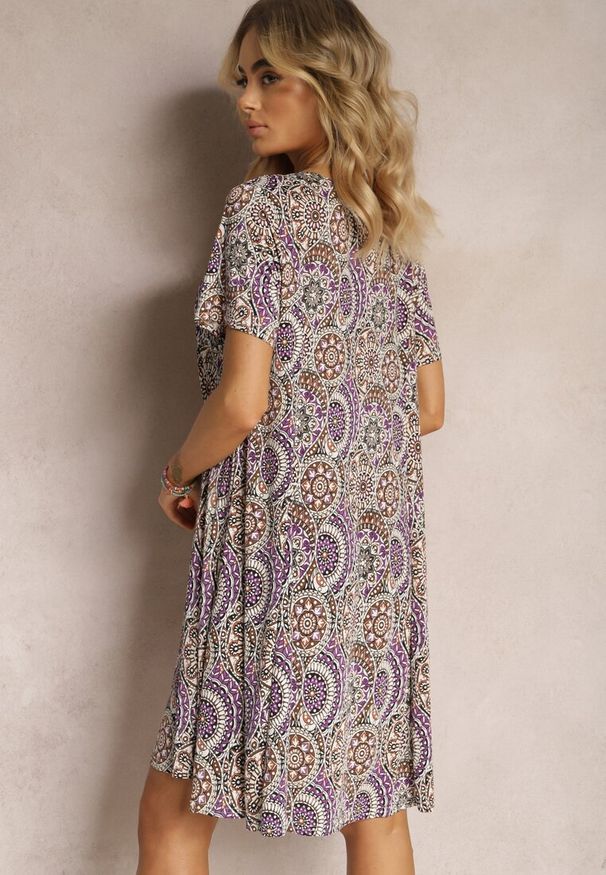 Renee - Fioletowo-Żółta Krótka Sukienka w Stylu Boho z Elastycznej Wiskozy z Krótkimi Rękawami Ailoni. Kolor: fioletowy. Materiał: wiskoza. Długość rękawa: krótki rękaw. Sezon: wiosna, lato. Styl: boho. Długość: mini