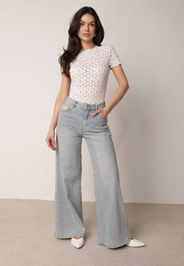 Born2be - Białe Dopasowane Body Koronkowe z Krótkim Rękawem Mirarina. Okazja: na co dzień. Kolor: biały. Materiał: koronka. Długość rękawa: krótki rękaw. Długość: krótkie. Wzór: koronka. Styl: elegancki, klasyczny, casual