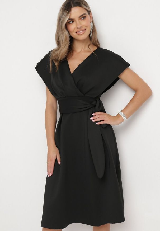 Born2be - Czarna Rozkloszowana Sukienka Midi z Trójkątnym Dekoltem i Paskiem w Talii Tulika. Kolor: czarny. Typ sukienki: kopertowe. Styl: elegancki. Długość: midi