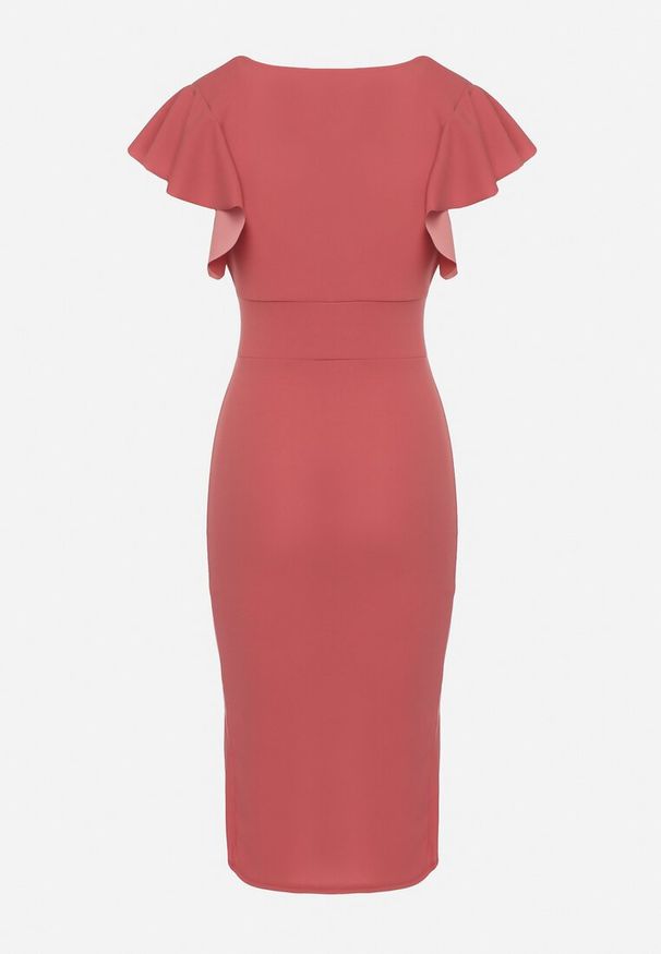 Born2be - Ciemnoróżowa Dopasowana Sukienka z Kopertowym Dekoltem i Falbankami Leolani. Okazja: na co dzień. Typ kołnierza: kołnierz z falbankami. Kolor: różowy. Materiał: jeans. Typ sukienki: kopertowe. Styl: casual, klasyczny