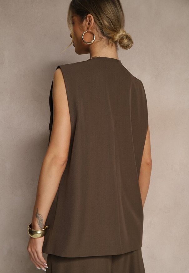 Renee - Brązowa Garniturowa Kamizelka z Ozdobnymi Kieszonkami i Guzikami Sonadorea. Okazja: na spotkanie biznesowe, do pracy, na co dzień. Kolor: brązowy. Materiał: jeans. Styl: casual, biznesowy