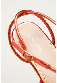 Marciano Guess Sandały skórzane damskie kolor różowy. Zapięcie: klamry. Kolor: różowy. Materiał: skóra. Wzór: gładki #4