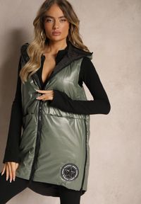 Renee - Zielona Długa Kamizelka z Naszywką i Kapturem Wykończona Napami Nevellitae. Okazja: na co dzień, na imprezę. Kolor: zielony. Materiał: dzianina, jeans. Długość: długie. Wzór: aplikacja. Styl: elegancki, casual #5