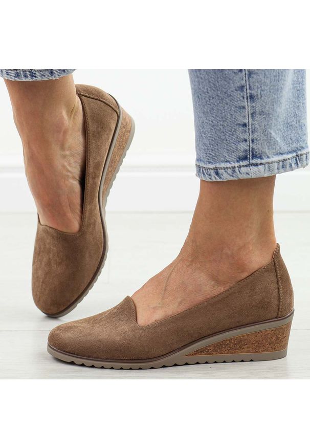 POTOCKI - Khaki zamszowe półbuty damskie na koturnie Potocki 12276. Okazja: na spotkanie biznesowe, na imprezę. Nosek buta: okrągły. Zapięcie: bez zapięcia. Kolor: brązowy. Szerokość cholewki: normalna. Materiał: zamsz. Sezon: wiosna, lato. Obcas: na koturnie. Styl: biznesowy, klasyczny, elegancki
