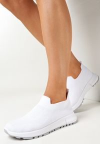Born2be - Białe Buty Sportowe Auronia. Nosek buta: okrągły. Zapięcie: bez zapięcia. Kolor: biały. Materiał: materiał, jeans. Obcas: na płaskiej podeszwie #1