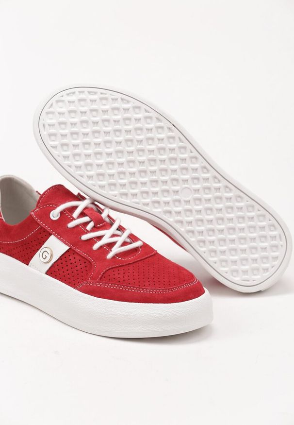 Born2be - Czerwone Skórzane Sneakersy z Metaliczną Aplikacją Wortevia. Okazja: na co dzień. Kolor: czerwony. Materiał: skóra. Wzór: aplikacja. Obcas: na obcasie. Wysokość obcasa: niski