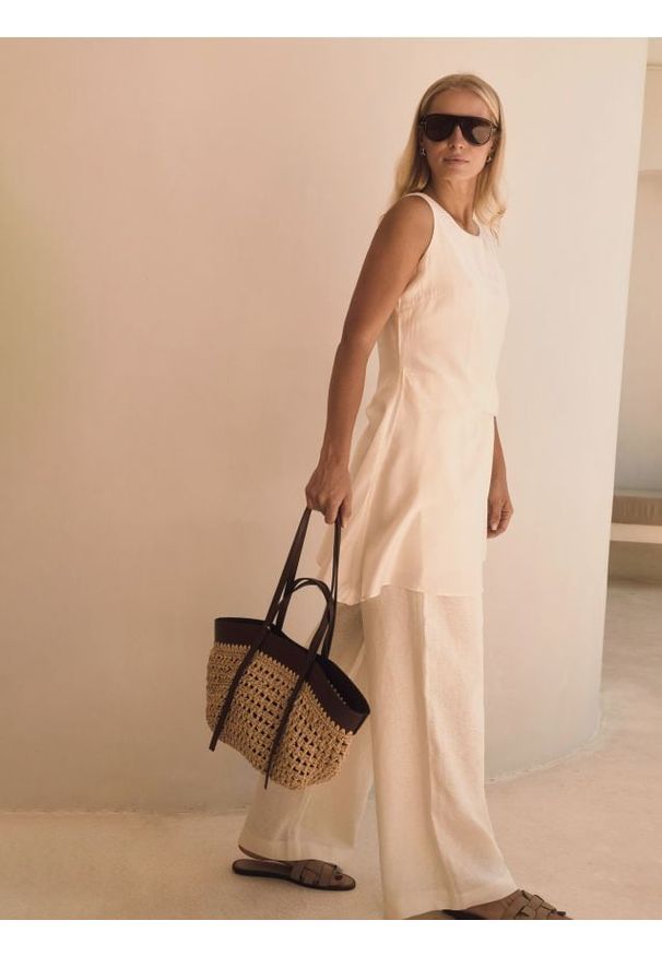 Reserved - Bluzka z asymetrycznym dołem - złamana biel. Materiał: wiskoza, tkanina