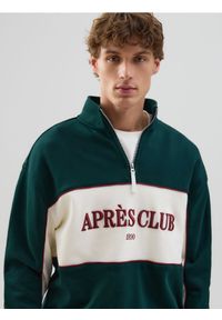 Reserved - Bawełniana bluza ze stójką - ciemnozielony. Typ kołnierza: kołnierzyk stójkowy. Kolor: zielony. Materiał: bawełna