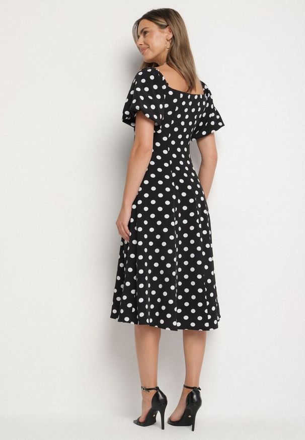 Born2be - Czarna Rozkloszowana Sukienka Vices w Grochy z Dekoltem Typu Hiszpanka Zimina. Okazja: na co dzień. Typ kołnierza: dekolt hiszpanka. Kolor: czarny. Materiał: materiał, skóra. Wzór: grochy. Typ sukienki: proste. Styl: klasyczny, casual