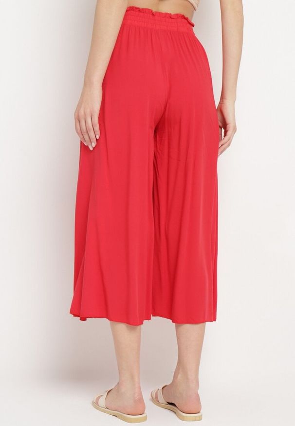 Born2be - Czerwone Spodnie Palazzo z Wiskozy z Gumką w Pasie Ozdobione Guzikami z Nogawkami 3/4 Efilis. Okazja: na co dzień. Kolor: czerwony. Materiał: wiskoza. Wzór: aplikacja. Styl: casual, elegancki