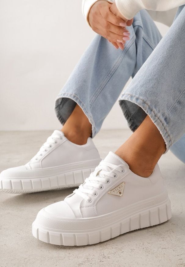 Renee - Białe Sneakersy VICES na Tłoczonej Podeszwie w Stylu Chunky Myninis. Okazja: na co dzień. Kolor: biały. Materiał: skóra, koronka. Obcas: na platformie