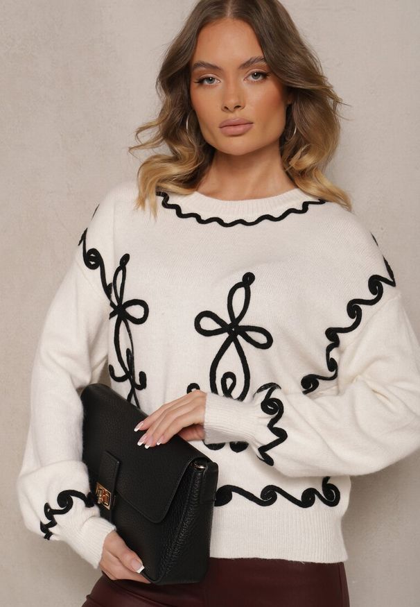 Renee - Jasnobeżowy Sweter z Wiskozą i Geometrycznym Wzorem Senallin. Okazja: na co dzień. Kolor: beżowy. Materiał: wiskoza. Wzór: geometria. Styl: casual