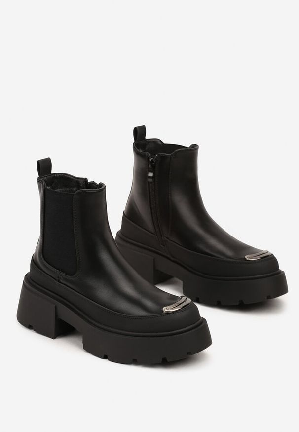 Born2be - Czarne Botki na Grubej Podeszwie z Metaliczną Aplikacją i Gumką z Boku Terisie. Okazja: na co dzień. Kolor: czarny. Materiał: jeans. Wzór: aplikacja. Styl: elegancki, casual