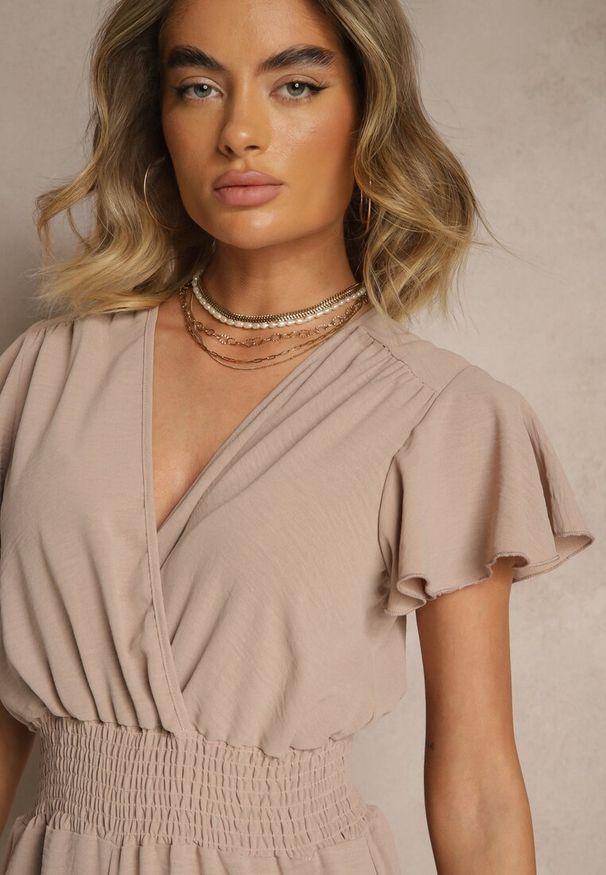 Renee - Beżowy Kombinezon o Kopertowym Kroju z Gumką w Talii Martalia. Okazja: na imprezę, na co dzień. Kolor: beżowy. Materiał: jeans. Długość rękawa: krótki rękaw. Długość: krótkie. Styl: casual, elegancki