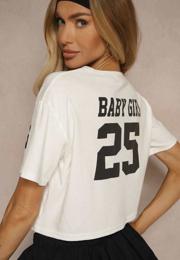 Renee - Biały Krótki T-shirt z Bawełny o Kroju Oversize Zarvela. Okazja: na co dzień. Kolor: biały. Materiał: bawełna. Długość: krótkie. Wzór: aplikacja. Styl: sportowy, elegancki, casual