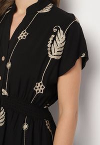 Born2be - Czarna Koszulowa Sukienka z Bawełną Ozdobiona Metaliczną Nicią Tirlio. Okazja: na spacer, na co dzień. Kolor: czarny. Materiał: bawełna. Wzór: aplikacja. Typ sukienki: koszulowe. Styl: casual, elegancki, klasyczny #6
