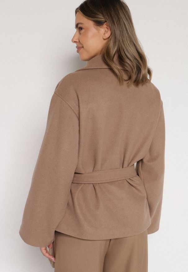 Born2be - Beżowy Krótki Płaszcz z Wiskozą o Pudełkowym Kroju z Wiązanym Paskiem i Kołnierzem Tusilia. Okazja: na co dzień. Kolor: beżowy. Materiał: wiskoza. Długość: krótkie. Styl: casual, klasyczny