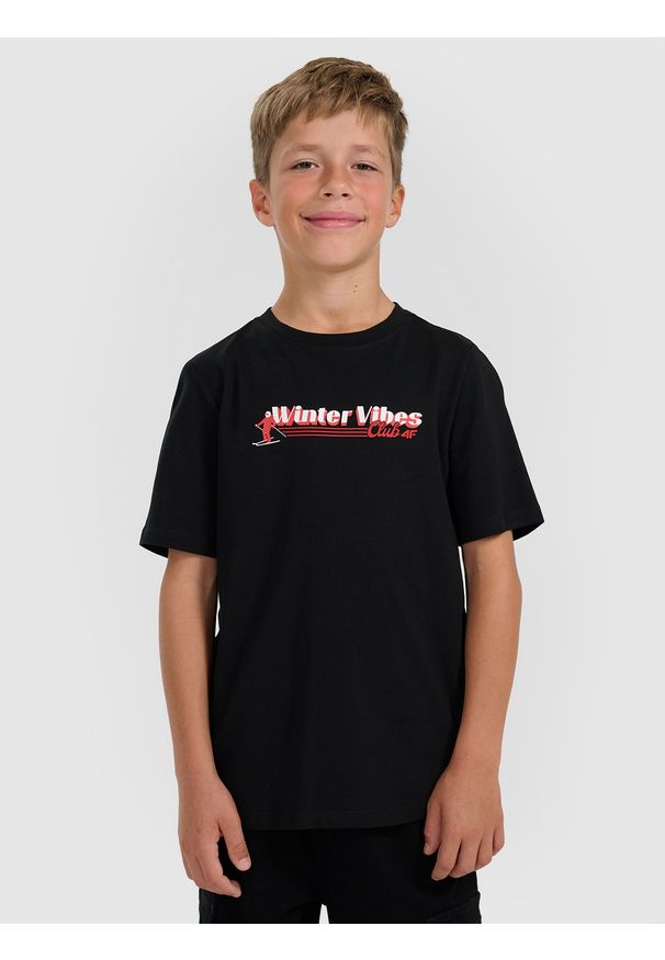 4f - 4F T-shirt regular z nadrukiem chłopięcy - czarny 128 (7-8 lat). Okazja: na uczelnię, na co dzień. Kolor: czarny. Wzór: nadruk. Sezon: lato. Styl: casual, klasyczny