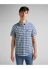 Lee - LEE BUTTON DOWN SS MĘSKA KOSZULA W KRATĘ KRÓTKI RĘKAW WASHED BLUE L886OFLR. Typ kołnierza: button down. Długość rękawa: krótki rękaw. Długość: krótkie