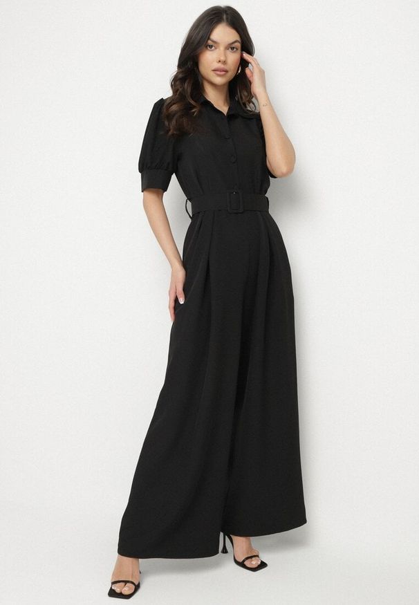 Born2be - Czarny Taliowany Kombinezon z Ozdobną Klamrą Filateia. Kolor: czarny. Styl: elegancki