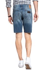 Wrangler - KRÓTKIE SPODENKI WRANGLER REGULAR SHORT GREEN LAGOON W15UX475C 112127159. Materiał: jeans, skóra. Długość: krótkie #6