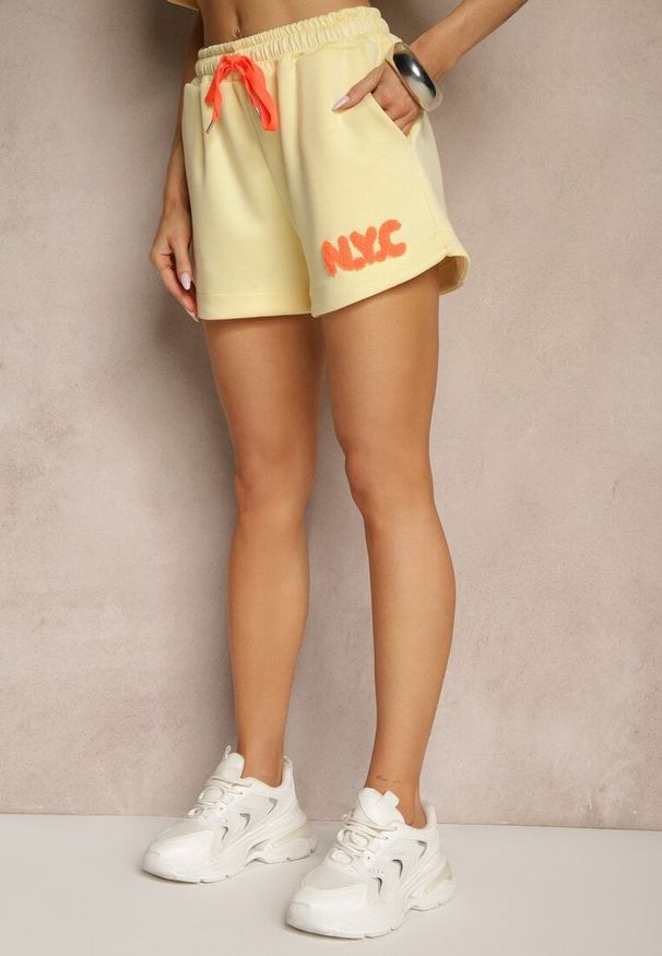 Renee - Żółty Komplet z Wiskozą o Fasonie Oversize T-shirt i Szorty Lirafina. Kolor: żółty. Materiał: wiskoza