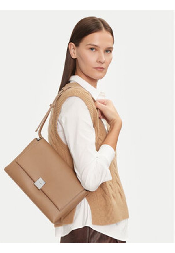 Calvin Klein Torebka Ck Plaque Medium Shoulder Bag K60K612783 Brązowy. Kolor: brązowy. Materiał: skórzane