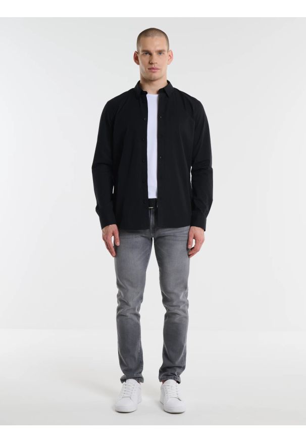 Big-Star - Koszula męska slim czarna Nissip 906. Typ kołnierza: button down. Kolor: czarny. Materiał: bawełna, tkanina. Styl: klasyczny, elegancki