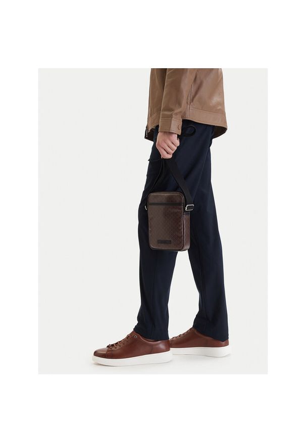 Saszetka Calvin Klein. Kolor: brązowy