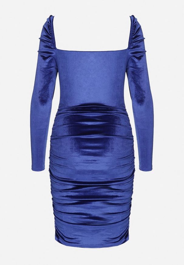 Born2be - Niebieska Dopasowana Welurowa Sukienka Ozdobiona Marszczeniem Sopaliae. Kolor: niebieski. Materiał: welur. Długość rękawa: długi rękaw. Wzór: aplikacja. Styl: klasyczny