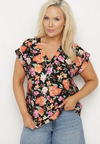 Born2be - Czarna Bluzka w Kwiaty z Dekoltem V z Wiskozą Odalisa. Okazja: na co dzień. Kolekcja: plus size. Kolor: czarny. Materiał: wiskoza. Wzór: kwiaty. Sezon: lato, wiosna. Styl: elegancki, casual