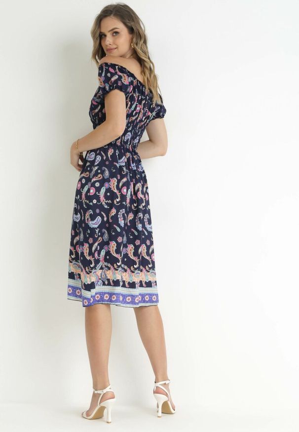 Born2be - Granatowa Rozkloszowana Sukienka Bawełniana Hiszpanka we Wzór Paisley Dottia. Typ kołnierza: dekolt hiszpanka. Kolor: niebieski. Materiał: bawełna. Wzór: paisley