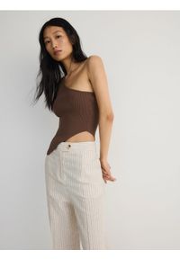 Reserved - Asymetryczny top - brązowy. Kolor: brązowy. Materiał: prążkowany, dzianina #1