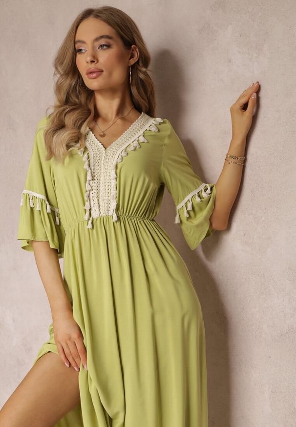 Renee - Jasnozielona Sukienka Maxi z Gumką w Talii z Ozdobnymi Chwostami z Wiskozy Zisel. Kolor: zielony. Materiał: wiskoza. Długość: maxi
