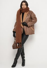 Born2be - Brązowa Kurtka Biker Oversize Zapinana na Guziki Ocieplana Futerkiem Nikiena. Kolor: brązowy. Materiał: futro. Długość rękawa: długi rękaw. Długość: długie. Styl: elegancki #7